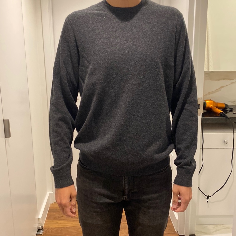 Uniqlo mens cashmere sweater in dark gray